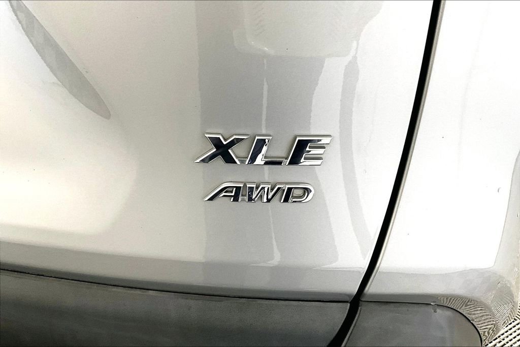 Used 2021 Toyota RAV4 XLE image 14
