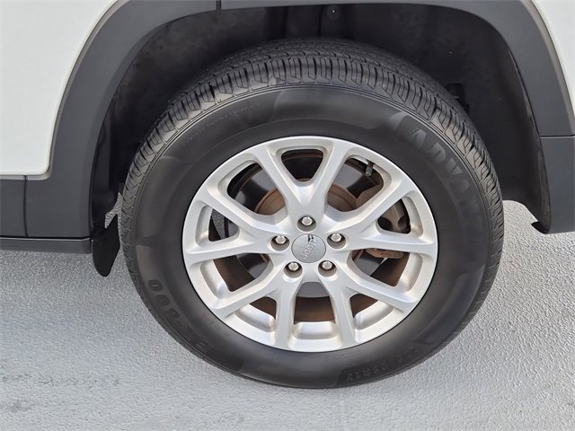 Used 2015 Jeep Cherokee Latitude w/ Cold Weather Group image 11