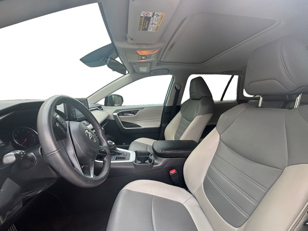 Used 2020 Toyota RAV4 XLE Premium image 9