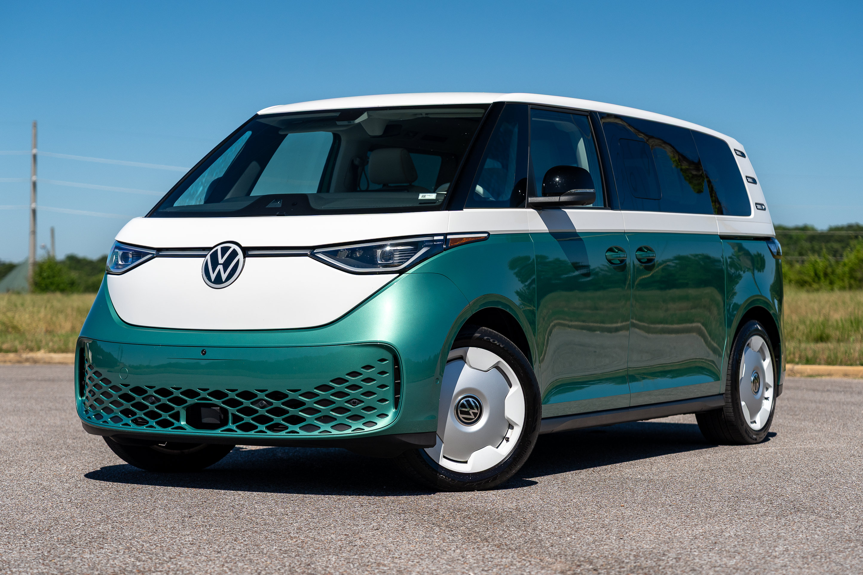 Used 2025 Volkswagen ID. Buzz Pro S Plus w/ Cupholders Package RWD image 4