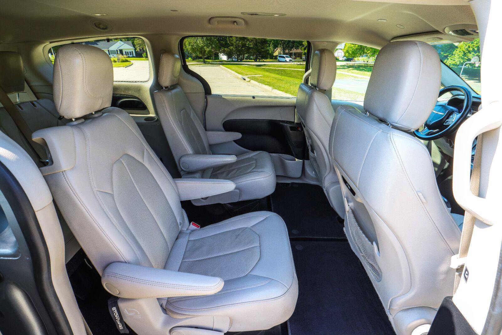 Used 2021 Chrysler Pacifica Touring-L FWD image 42