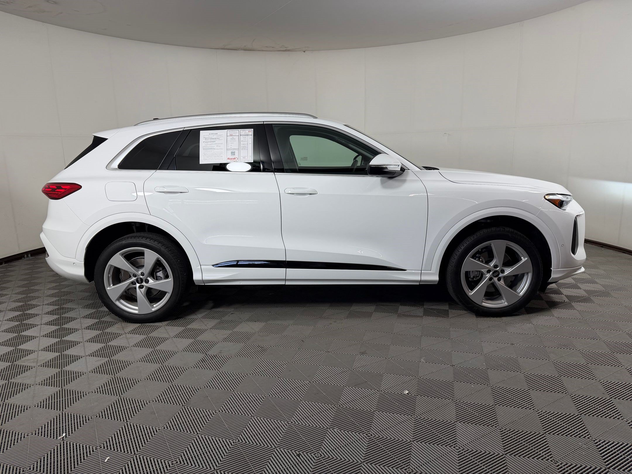 Used 2025 Audi Q5 Premium Plus w/ Premium Plus AWD/4WD image 8