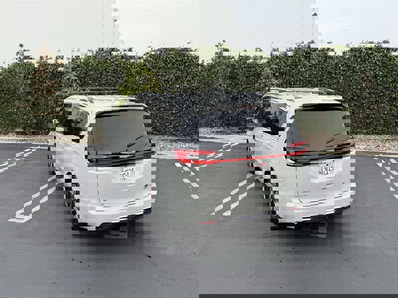 Used 2021 Chrysler Pacifica Touring-L image 11