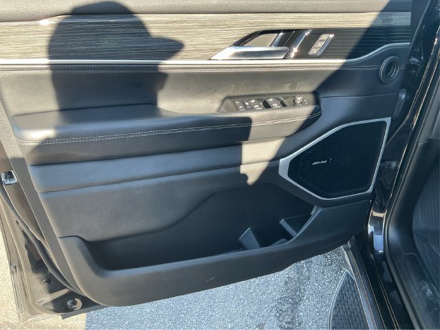 Used 2022 Jeep Wagoneer Series III w/ Flexible Seating Group AWD/4WD image 25