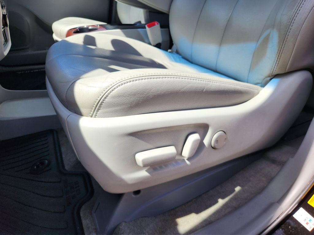 Used 2013 Toyota Sienna XLE w/ Entertainment Pkg image 21