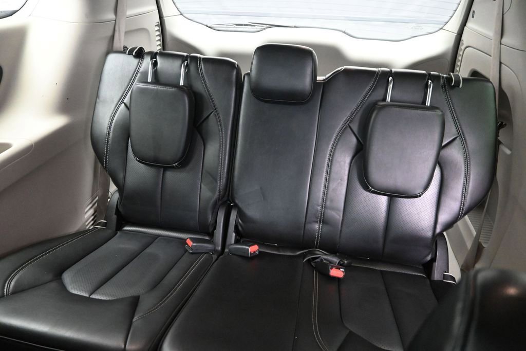 Used 2023 Chrysler Pacifica Touring-L FWD image 28