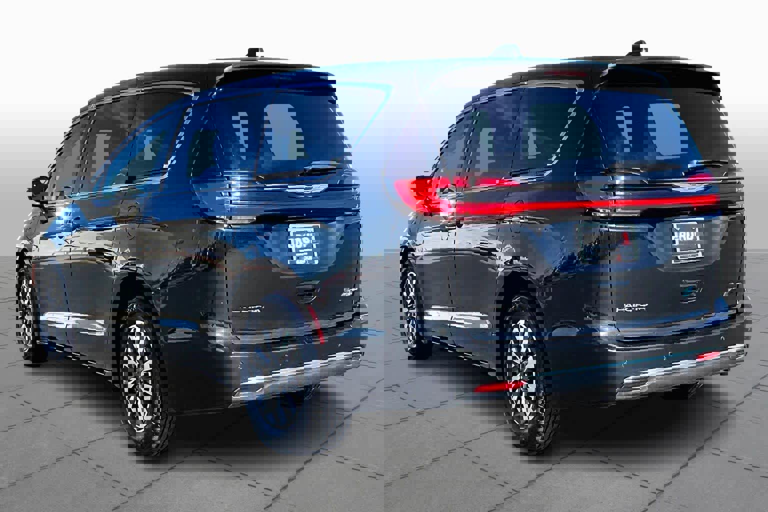 Used 2024 Chrysler Pacifica Select image 11