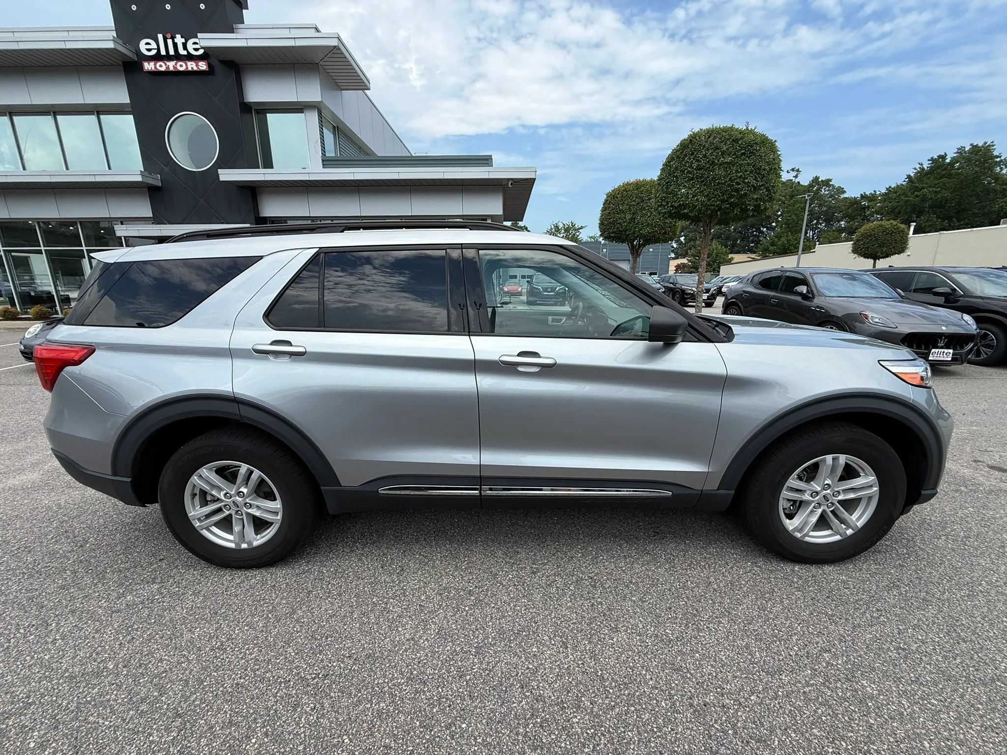 Used 2022 Ford Explorer XLT w/ Equipment Group 202A AWD/4WD image 8