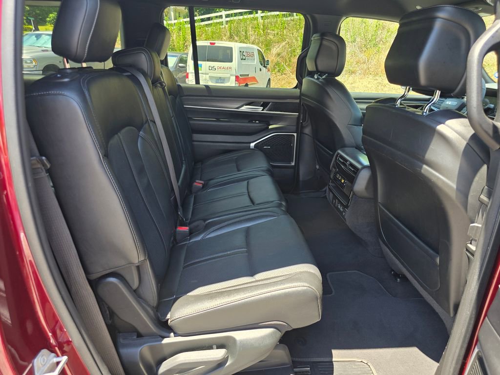 Used 2024 Jeep Wagoneer L Series II w/ Flexible Seating Group AWD/4WD image 25