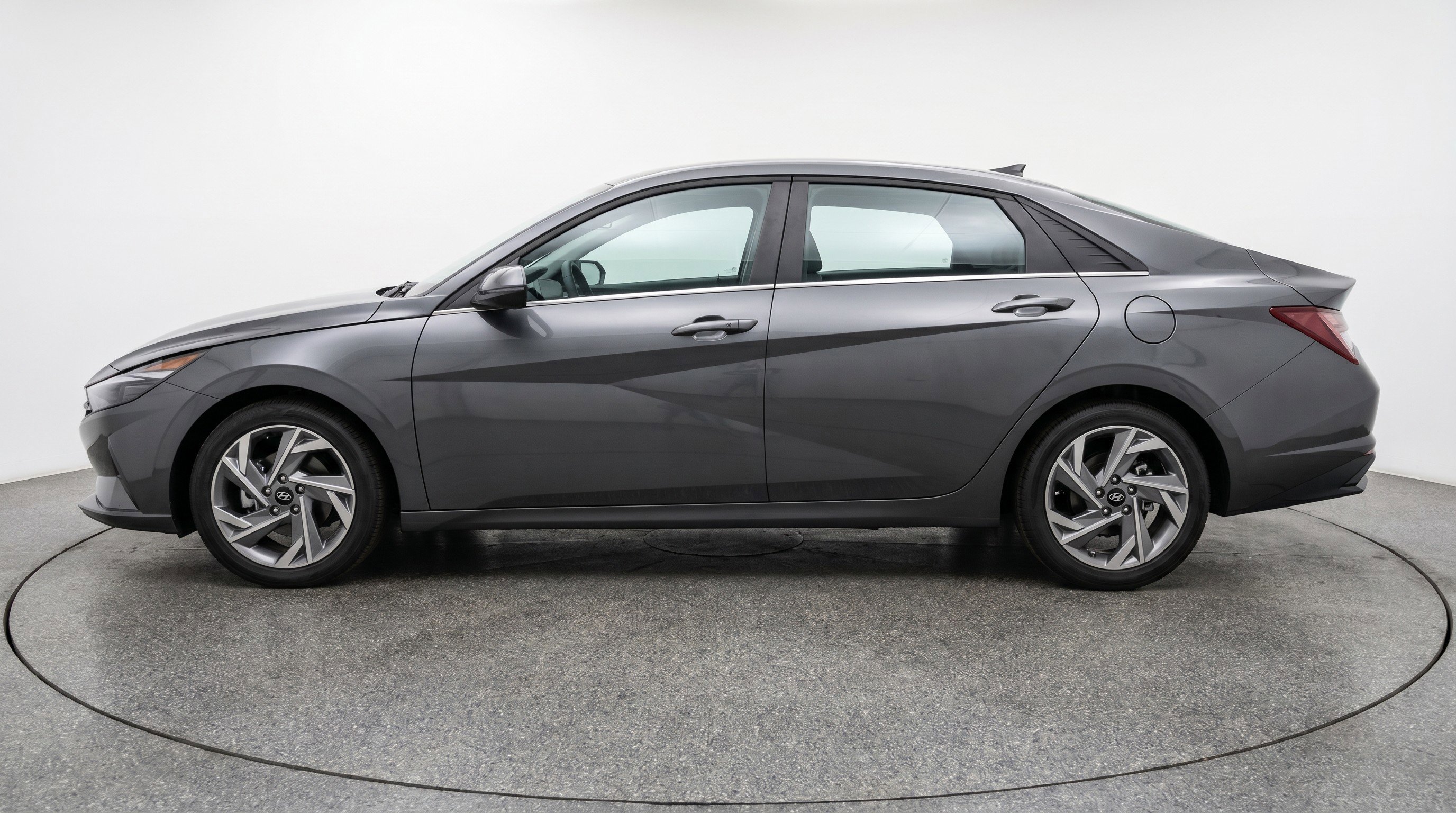 Used 2025 Hyundai Elantra SEL FWD image 5