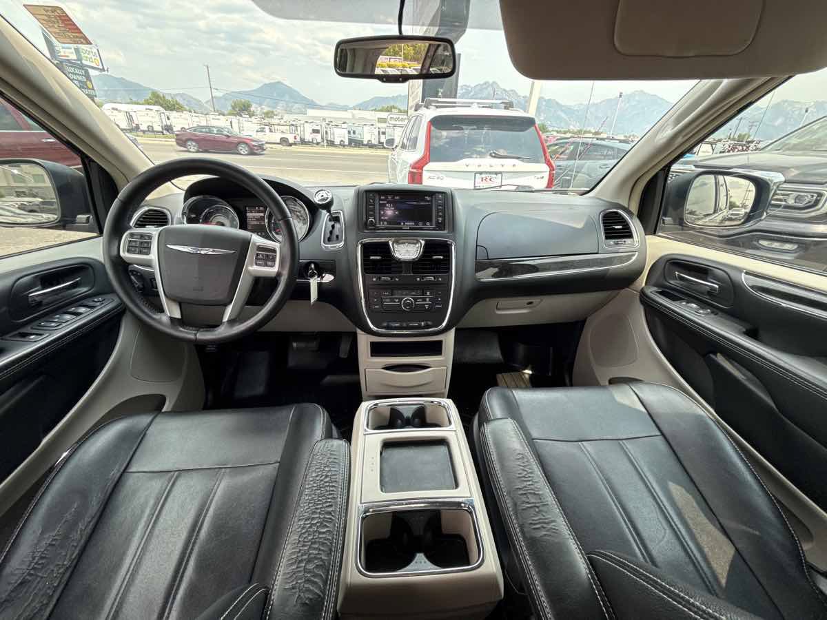 Used 2014 Chrysler Town & Country Touring FWD image 12