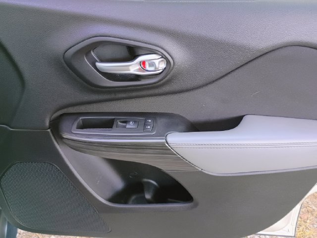 Used 2014 Jeep Cherokee Sport FWD image 42