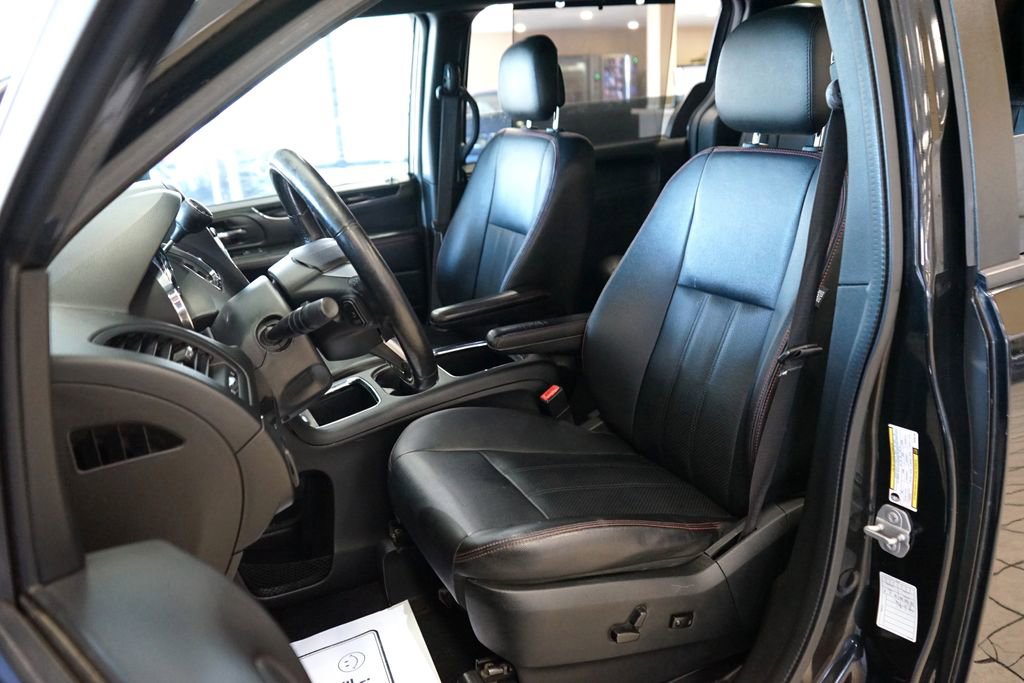 Used 2018 Dodge Grand Caravan GT image 2
