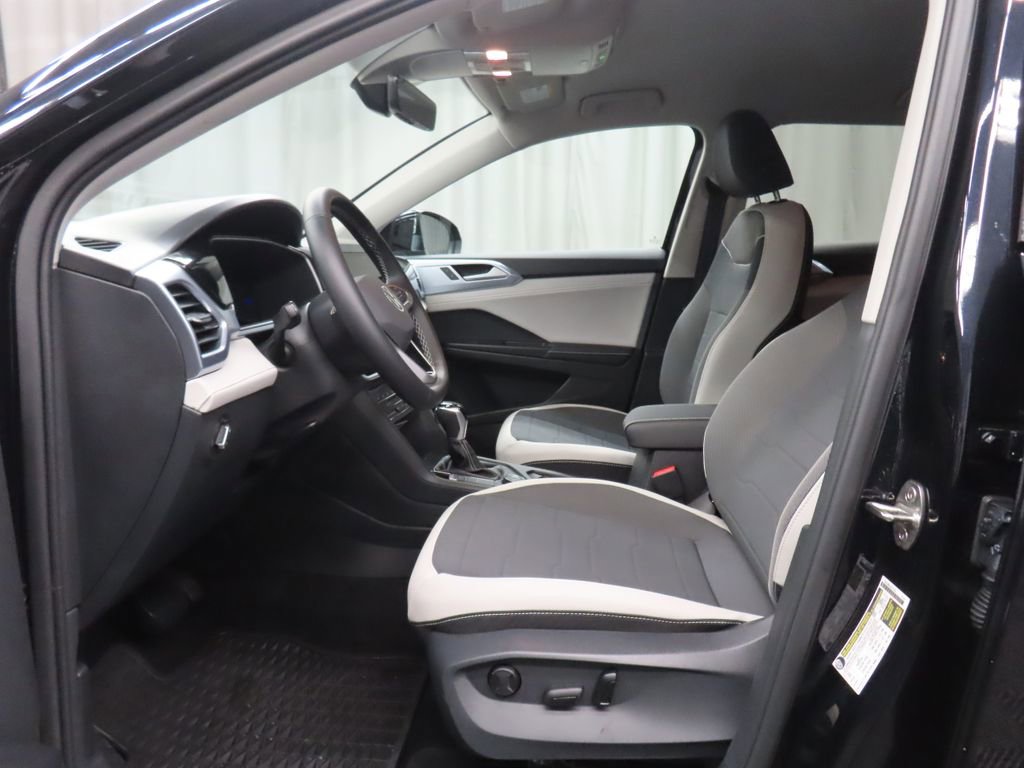 Used 2025 Volkswagen Taos SE AWD/4WD image 12