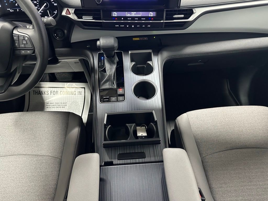 Used 2025 Toyota Sienna LE FWD image 40