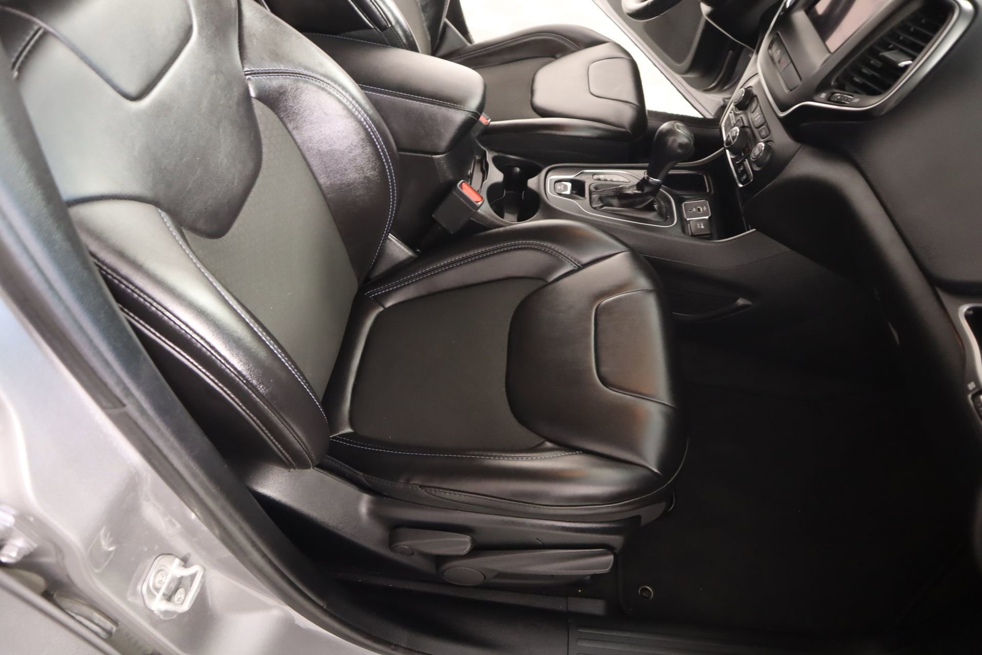 Used 2019 Jeep Cherokee Latitude Plus w/ Comfort/Convenience Group image 12