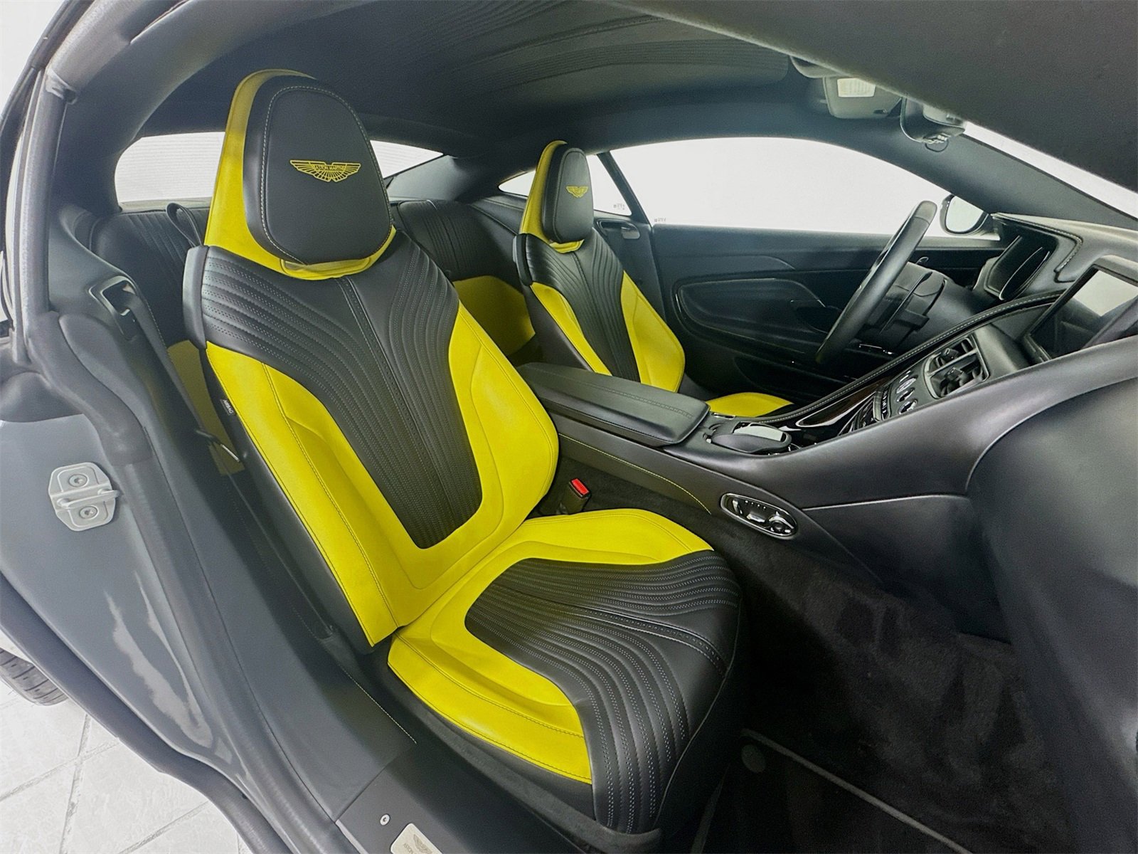 Used 2022 Aston Martin DB11 Coupe image 24