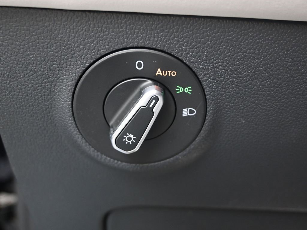 New 2025 Volkswagen Taos SE image 28
