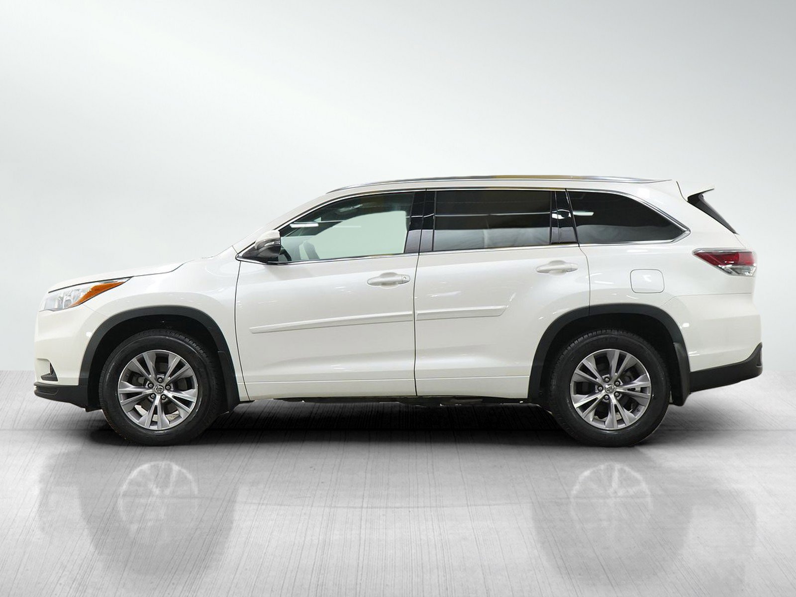 Used 2015 Toyota Highlander XLE image 2