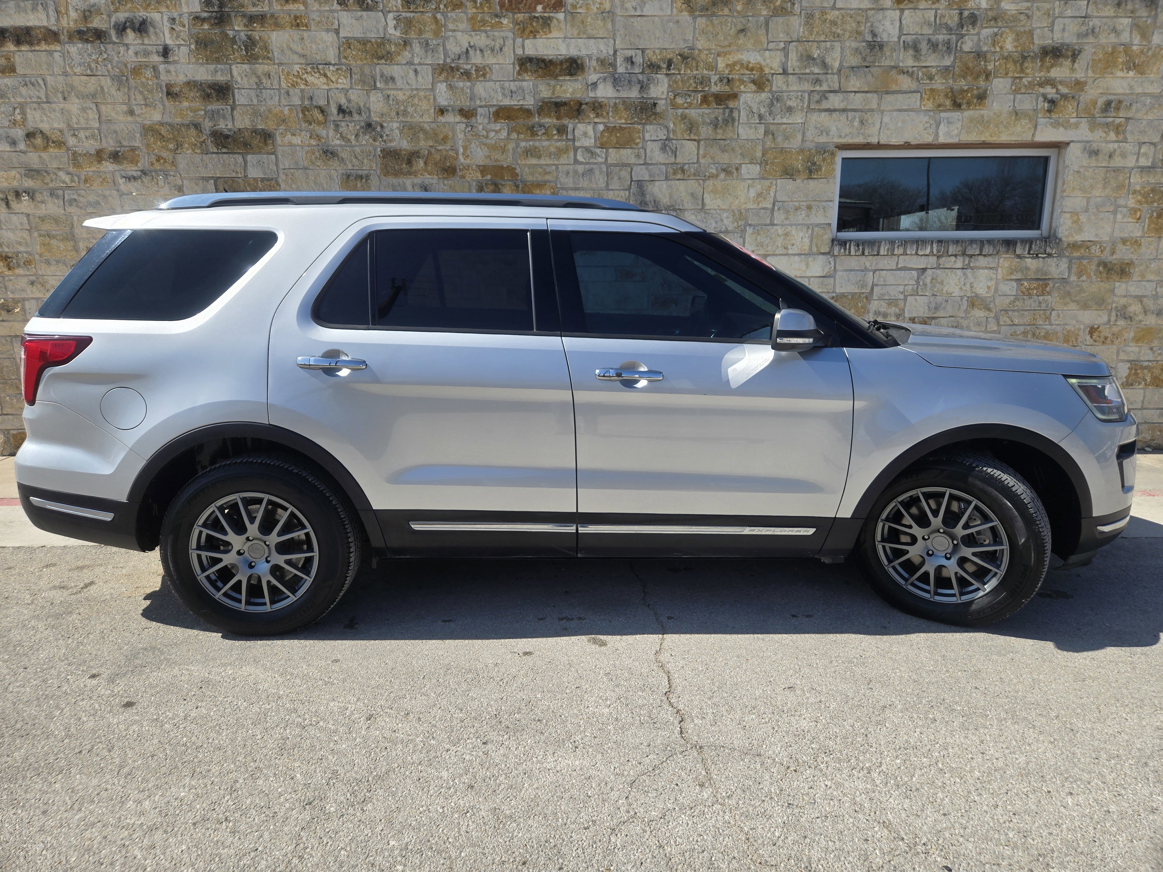 Used 2018 Ford Explorer Limited image 20