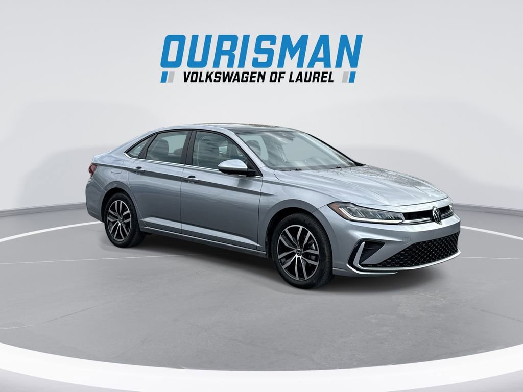 Used 2025 Volkswagen Jetta SE image 2