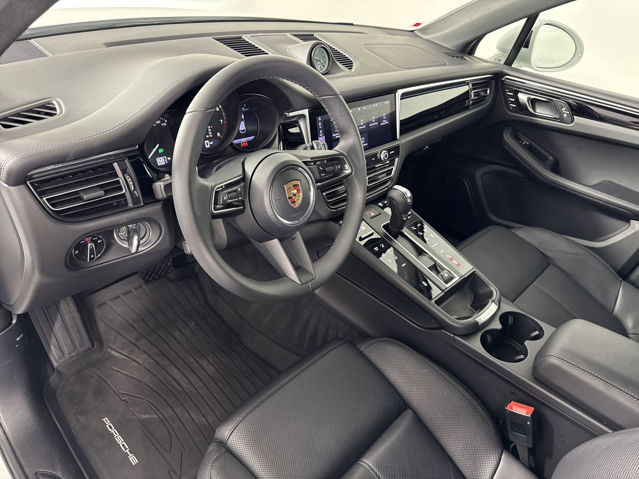 Certified 2025 Porsche Macan image 4