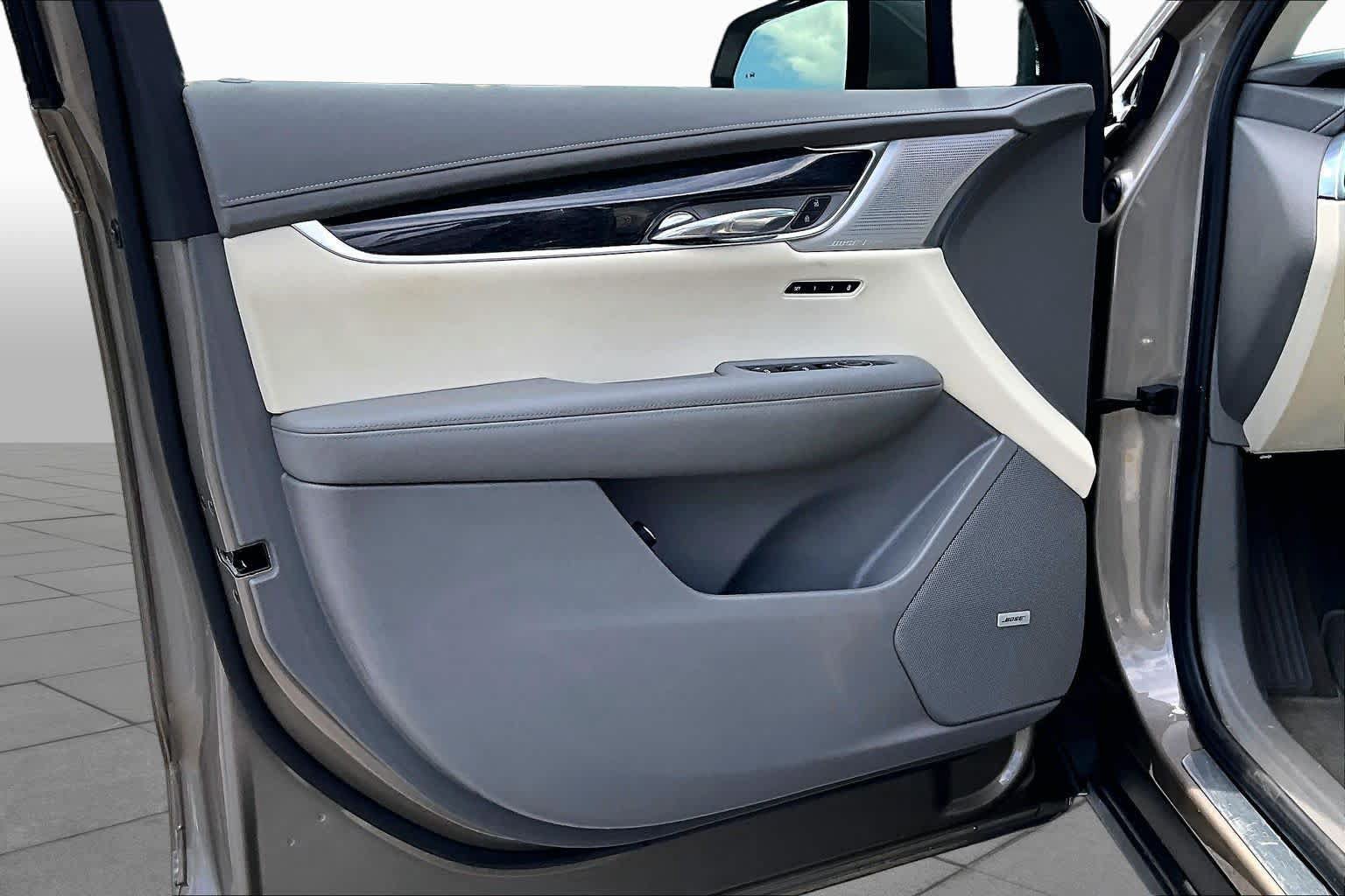 Used 2023 Cadillac XT6 Premium Luxury FWD image 22