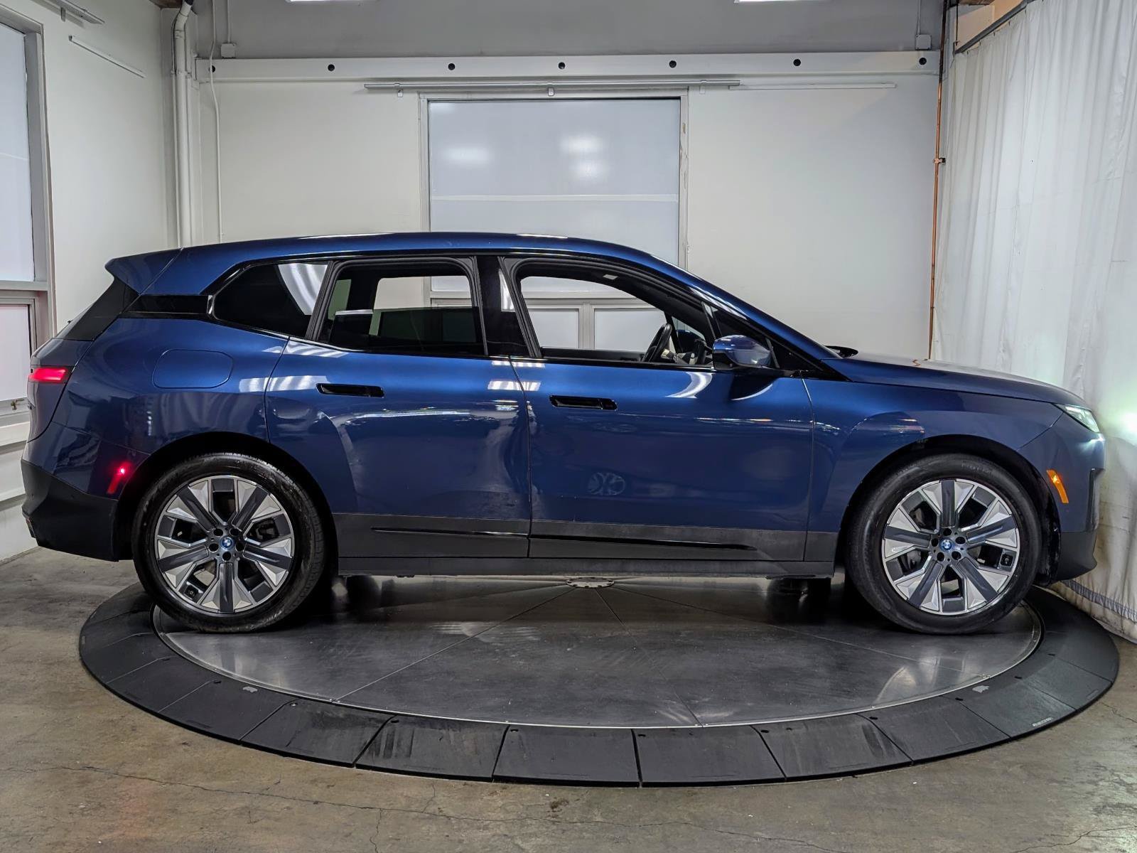 Used 2024 BMW iX xDrive50 w/ Premium Package AWD/4WD image 10