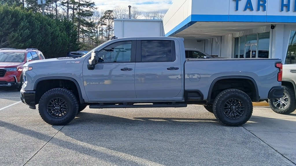 Used 2025 Chevrolet Silverado 2500 ZR2 w/ Technology Package image 3