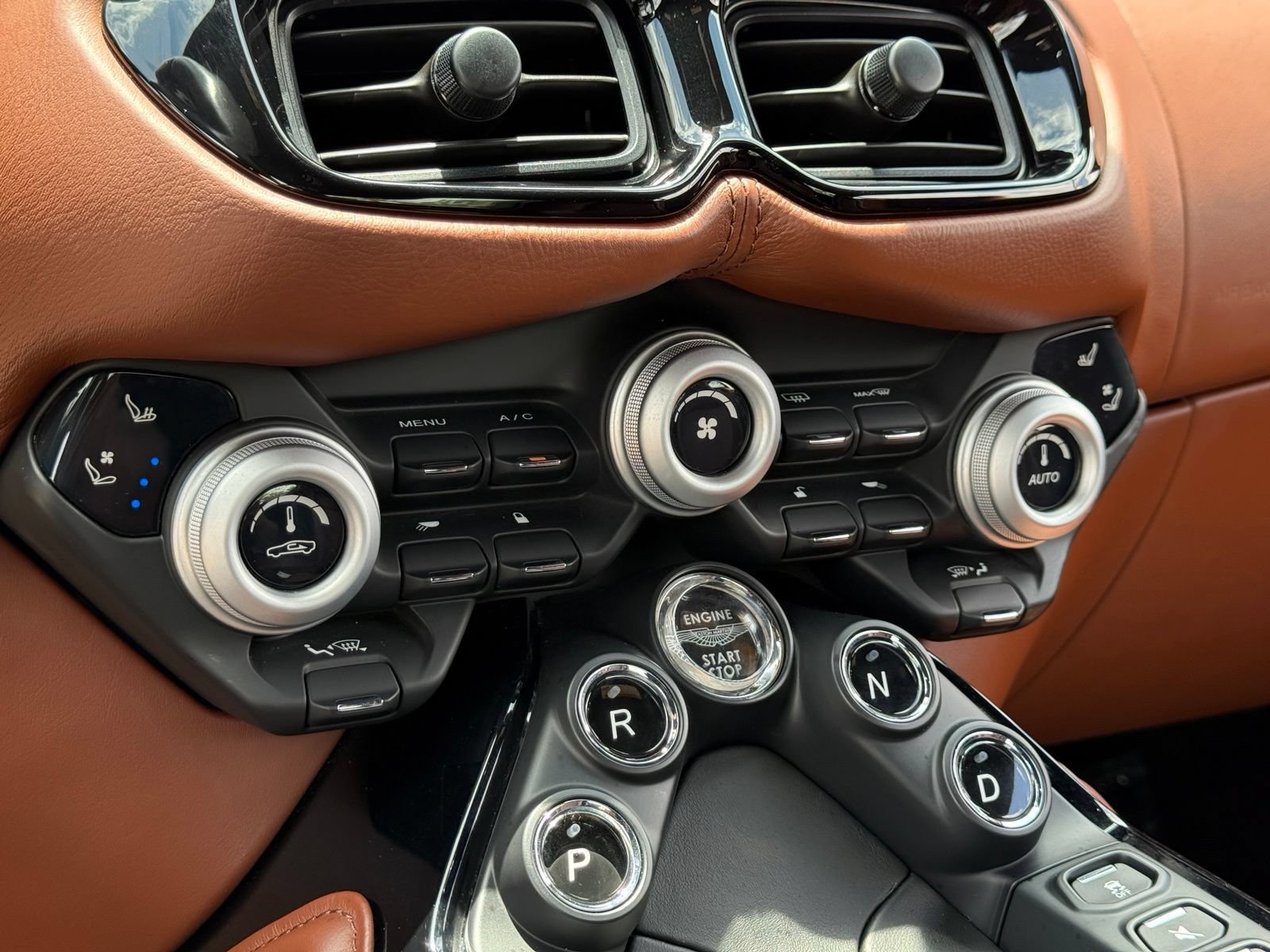 Used 2020 Aston Martin V8 Vantage Coupe RWD image 36