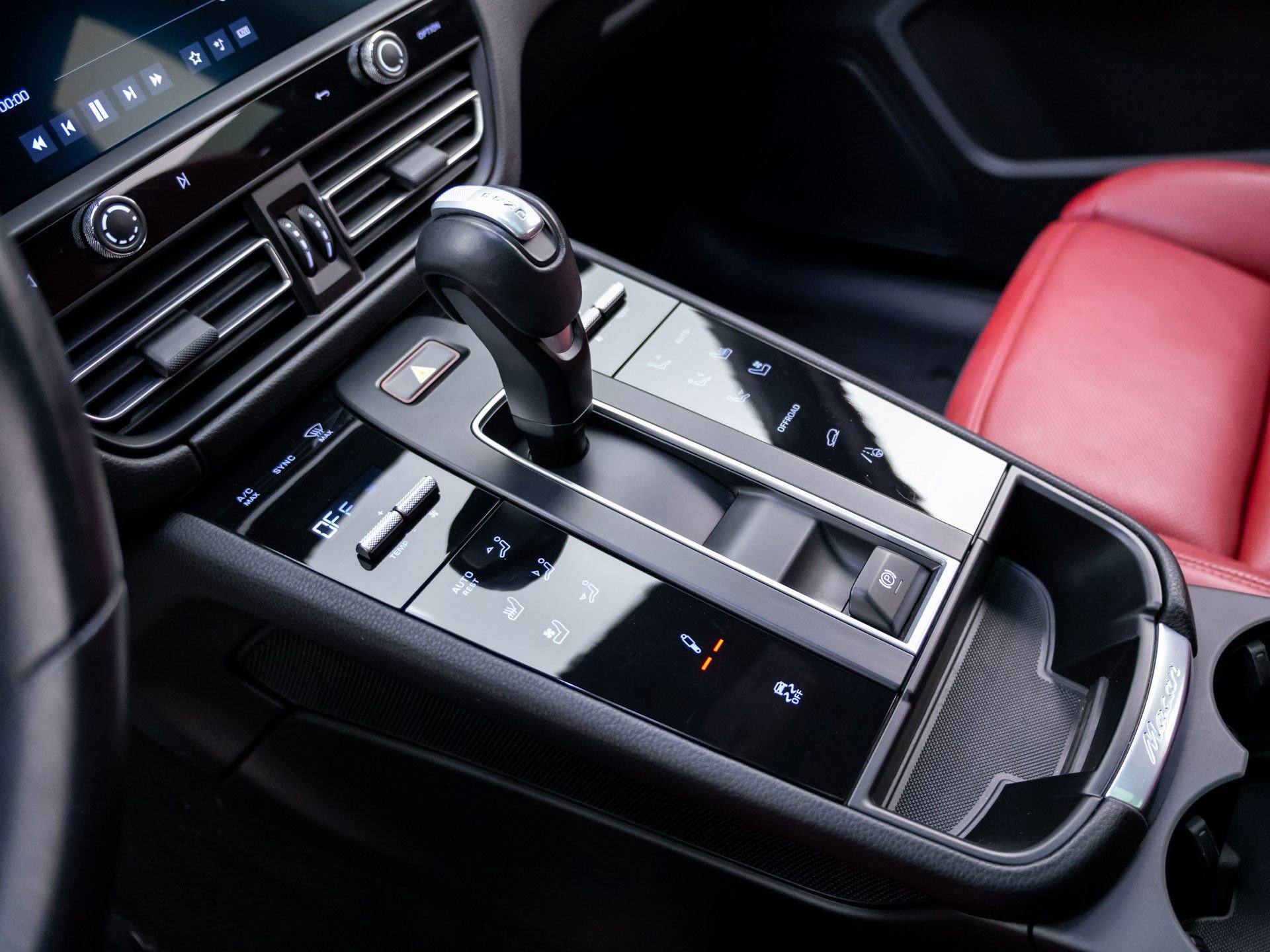 Certified 2023 Porsche Macan Turbo image 13