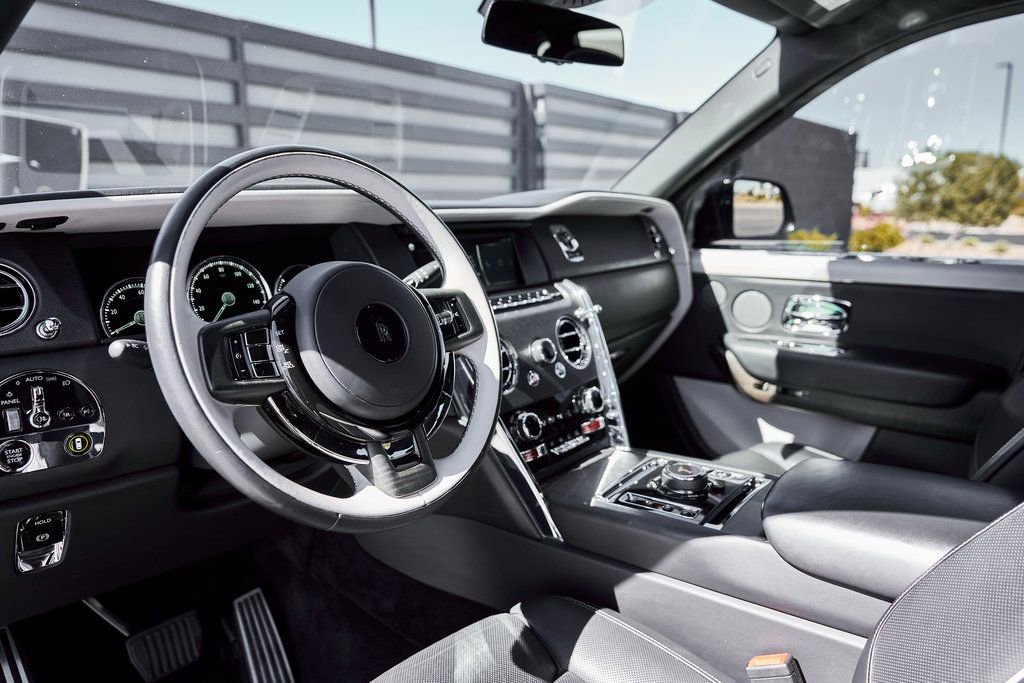 Used 2023 Rolls-Royce Cullinan AWD/4WD image 2