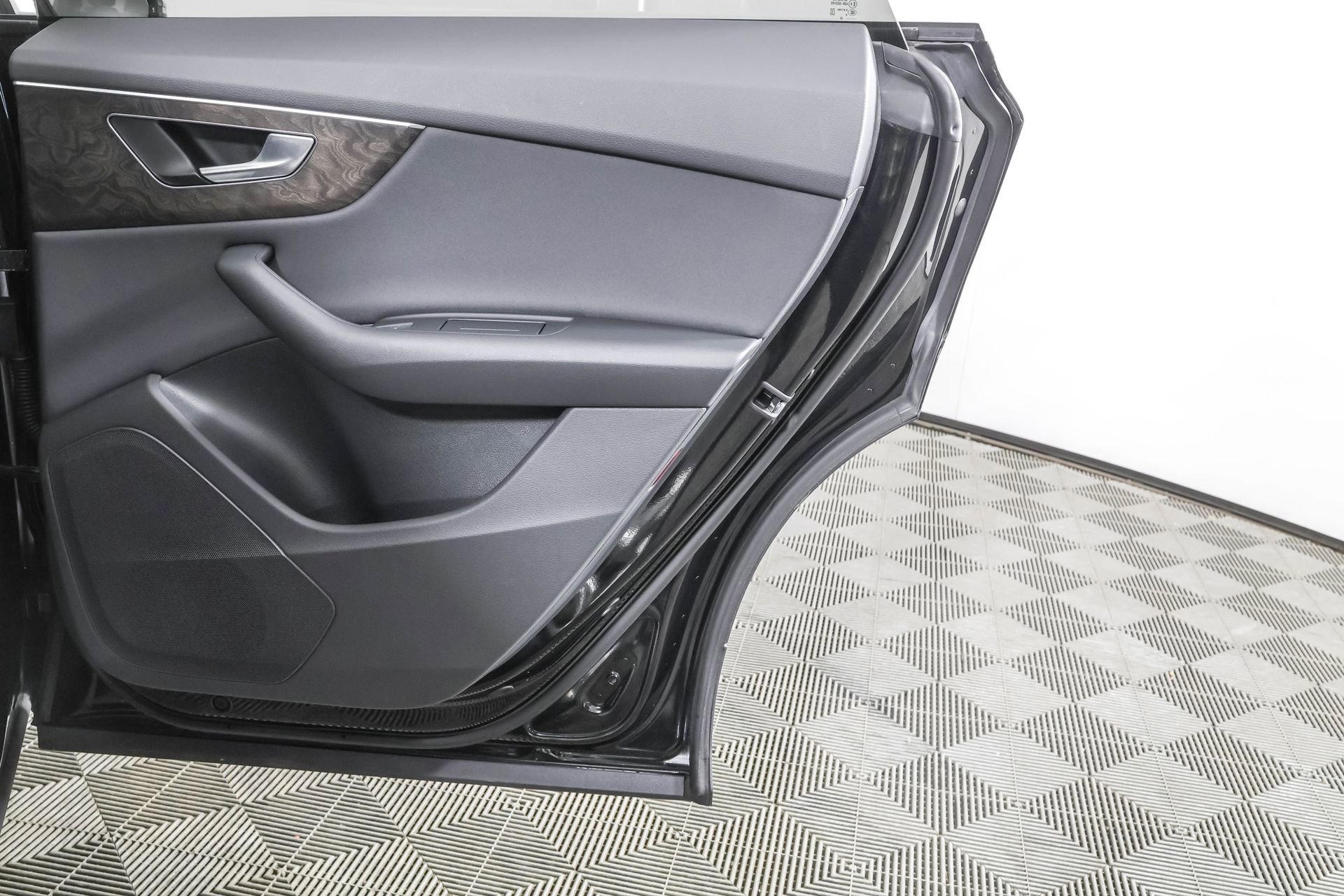 Used 2022 Audi Q8 Premium image 44