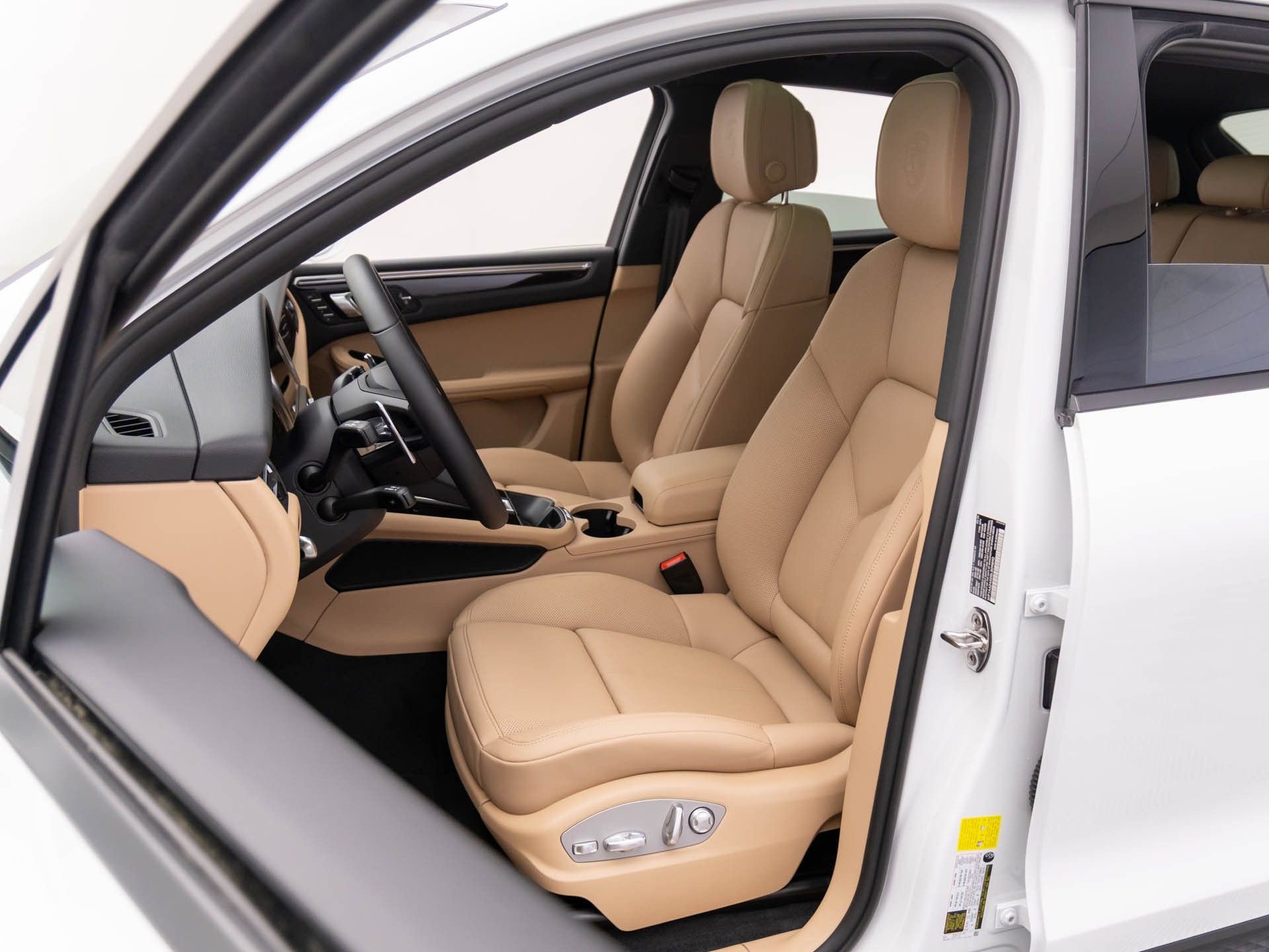 Certified 2025 Porsche Macan image 5