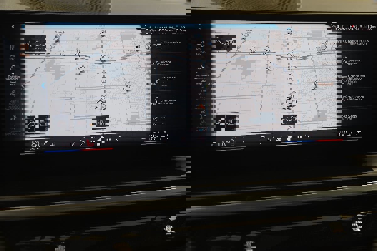 Used 2024 BMW X6 xDrive40i w/ Premium Package image 17