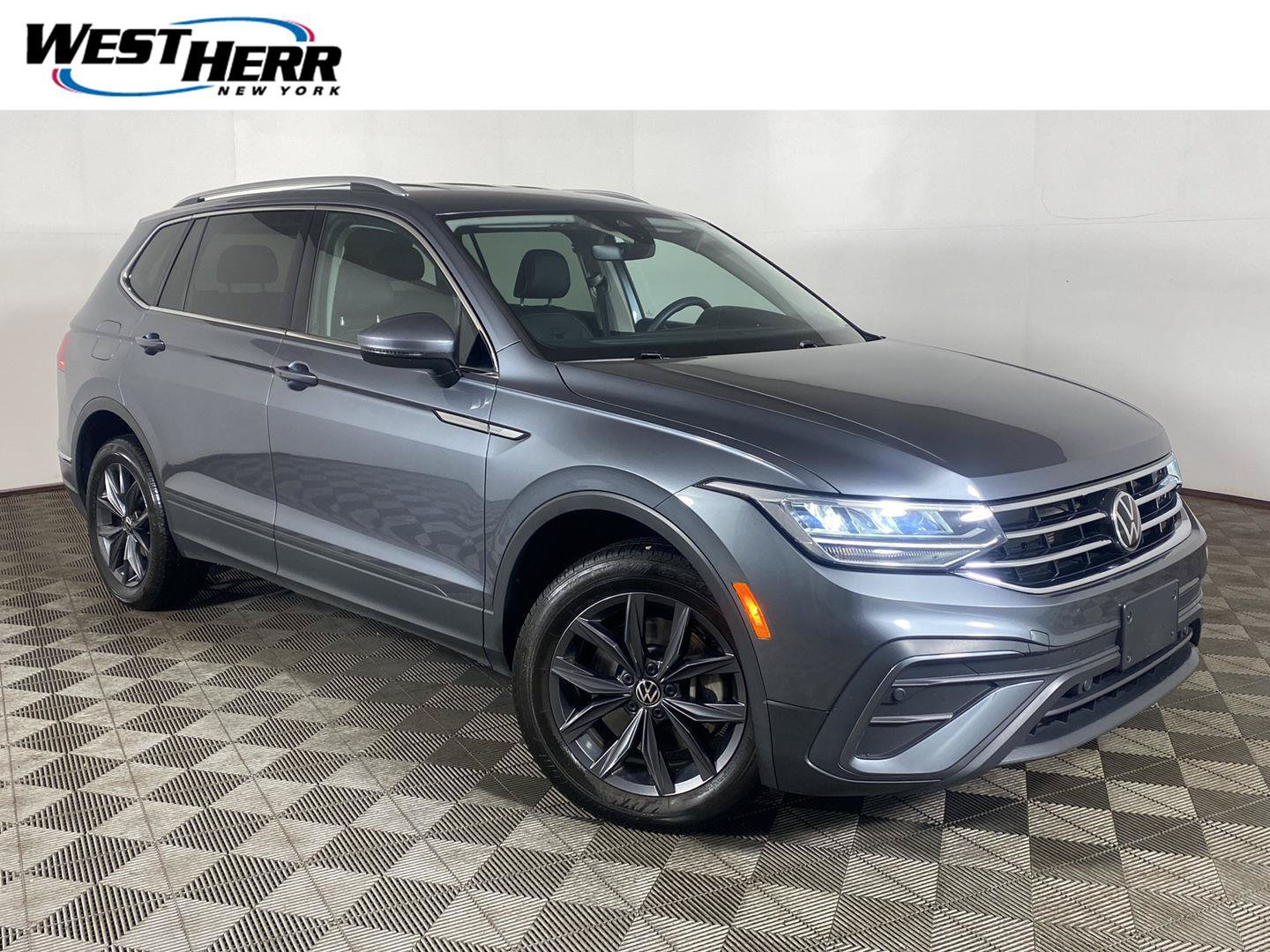 Used 2023 Volkswagen Tiguan SE AWD/4WD image 1