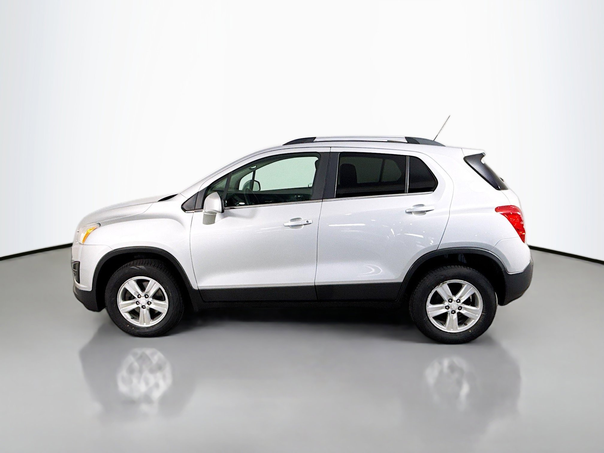 Used 2016 Chevrolet Trax LT w/ LT Sun and Sound Package image 6