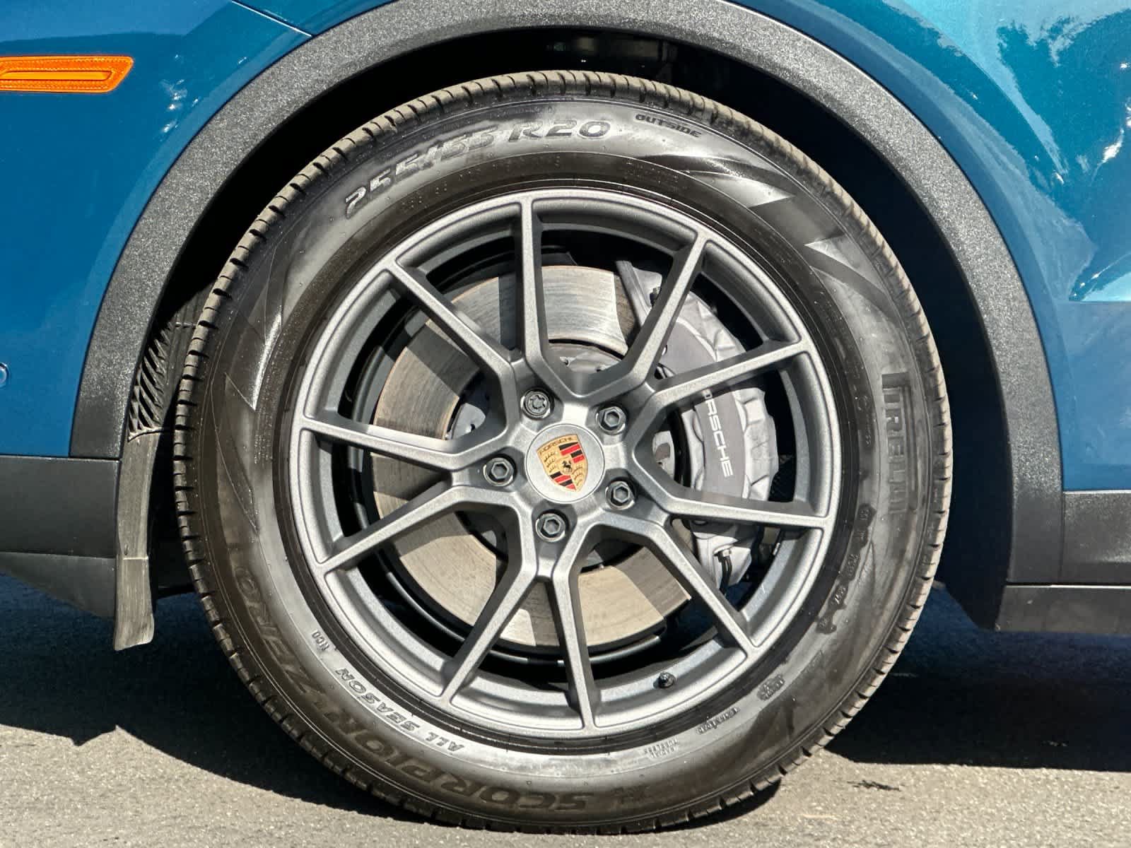 Certified 2025 Porsche Cayenne AWD/4WD image 32