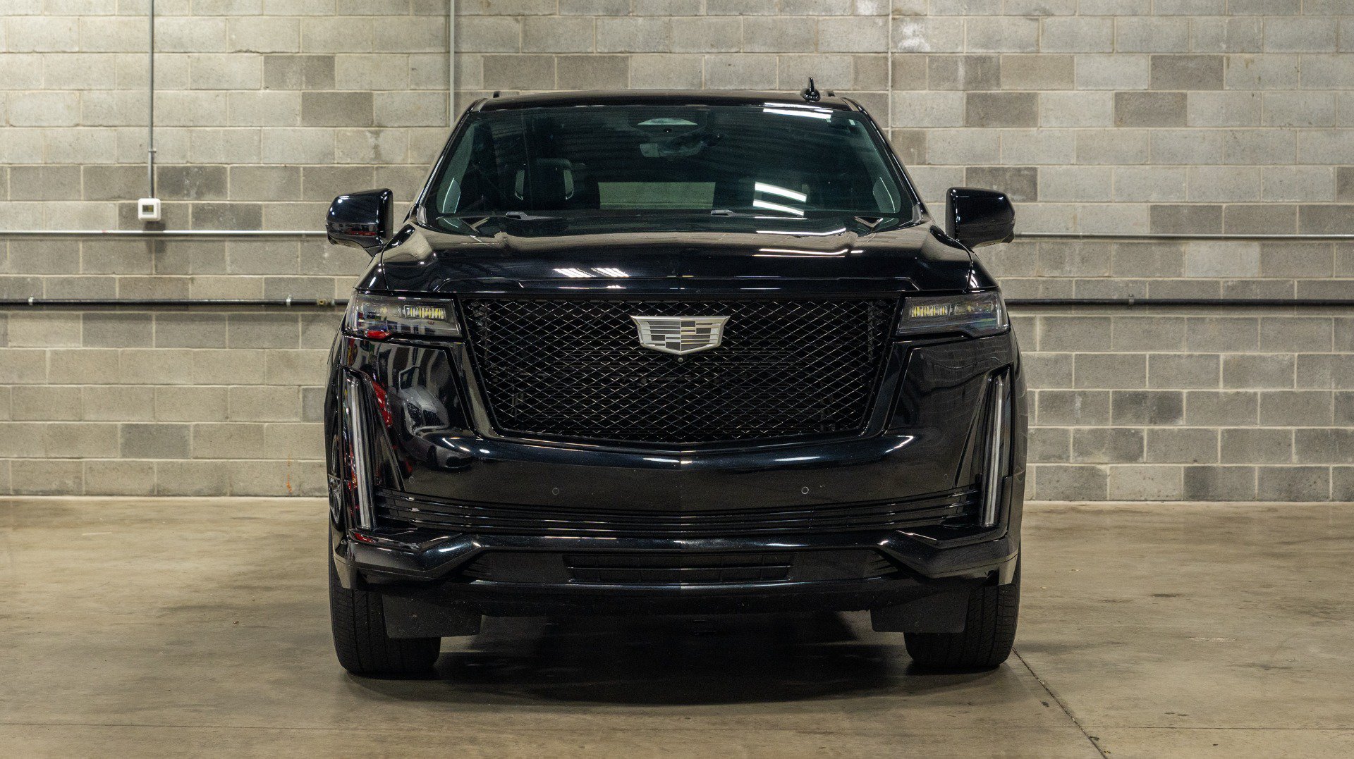 Used 2023 Cadillac Escalade ESV Sport Platinum w/ LPO, ONYX Package AWD/4WD image 2