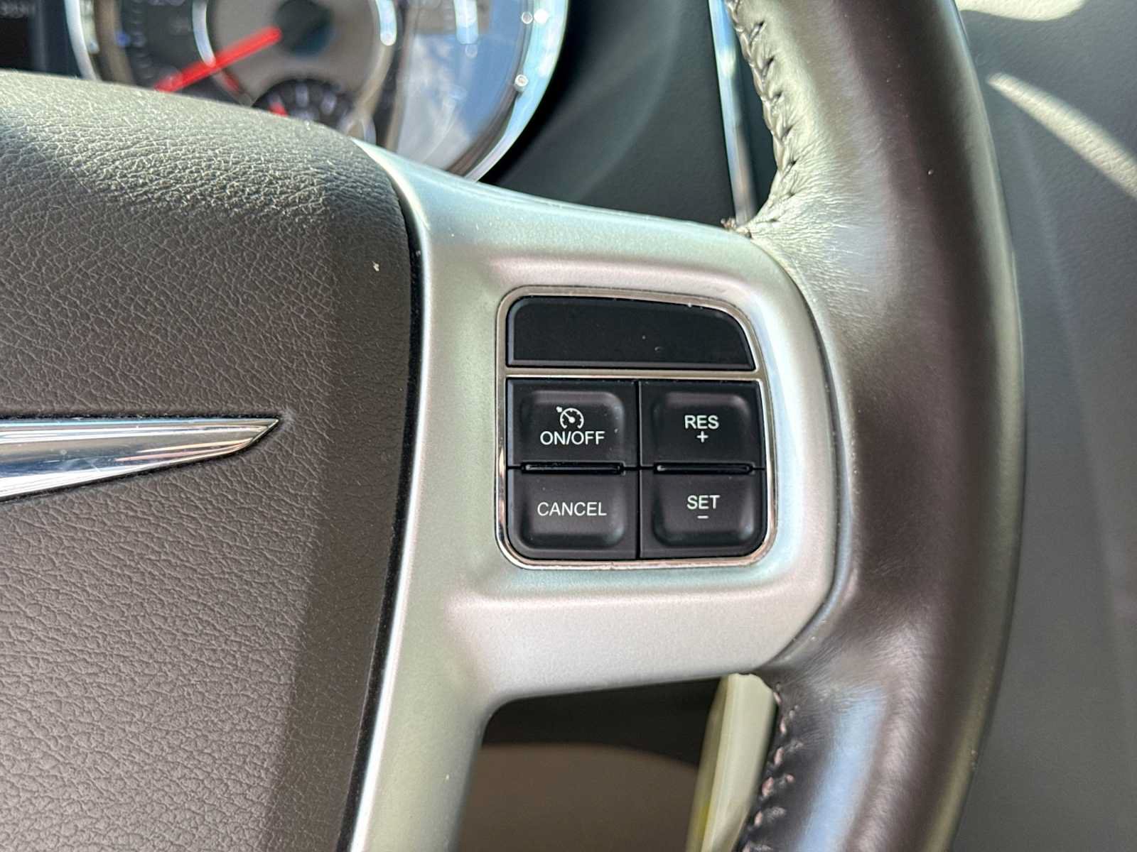 Used 2014 Chrysler Town & Country Touring-L FWD image 22