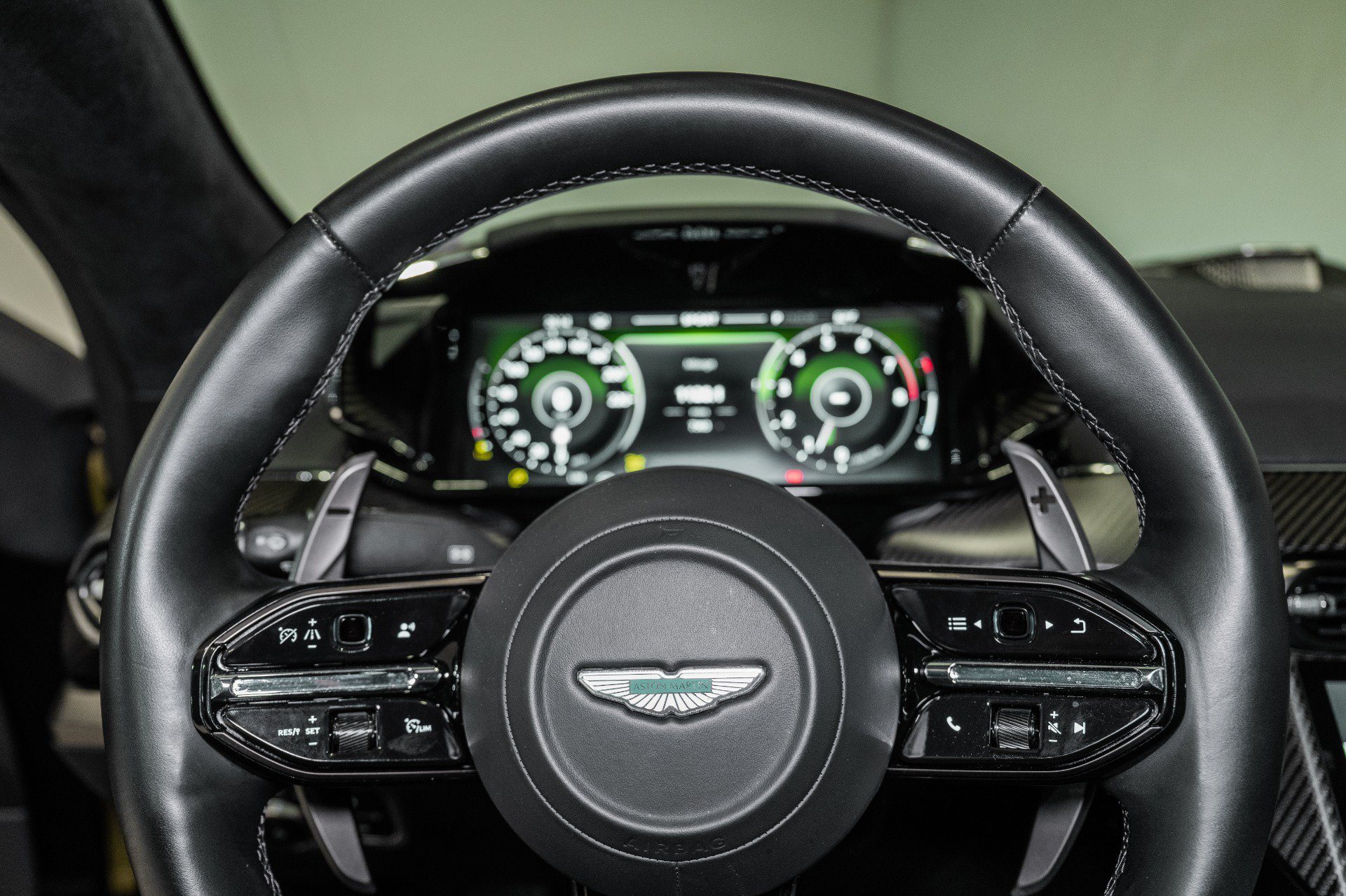 Used 2025 Aston Martin V8 Vantage Coupe RWD image 10
