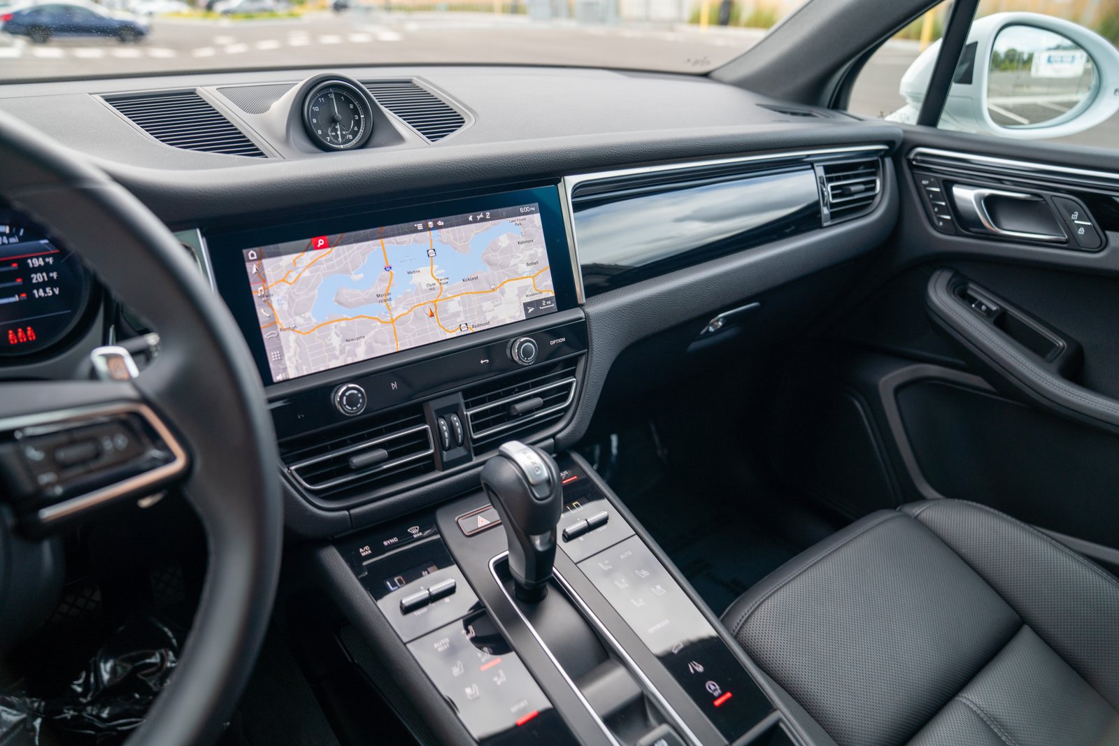 Certified 2023 Porsche Macan Turbo AWD/4WD image 15
