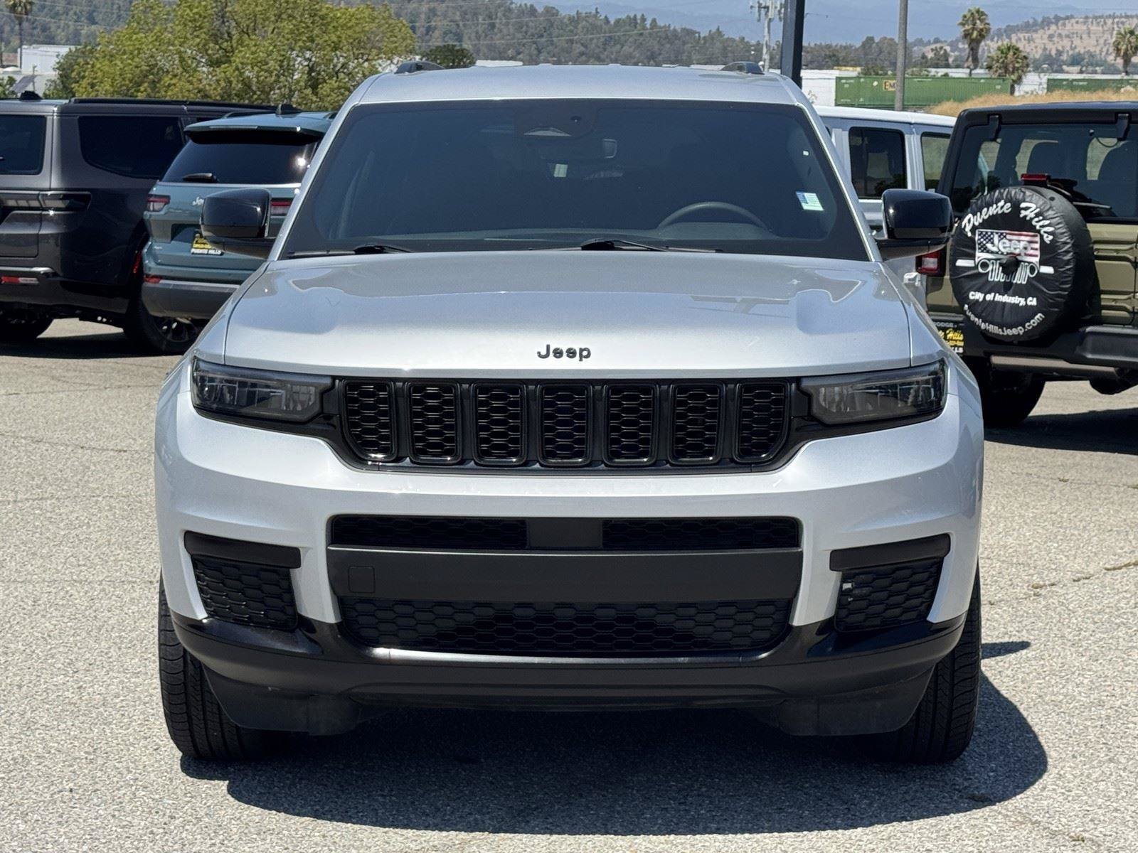 Used 2024 Jeep Grand Cherokee L Laredo AWD/4WD image 3