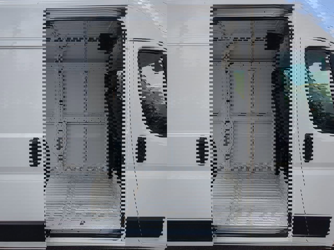 Used 2025 RAM ProMaster 2500 w/ Convenience Group image 14