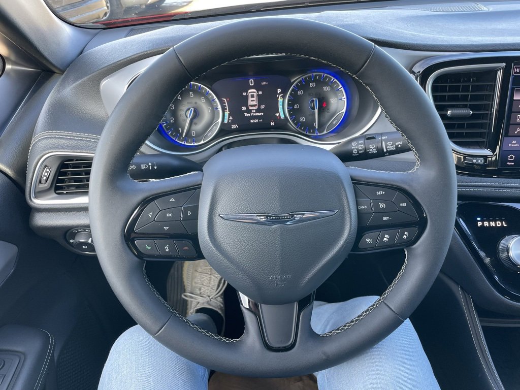 Used 2025 Chrysler Pacifica Limited image 26