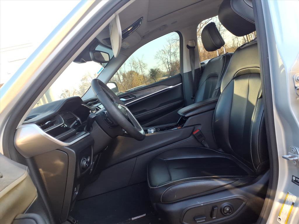 Used 2023 Jeep Grand Cherokee L Limited w/ Black Appearance Package image 14