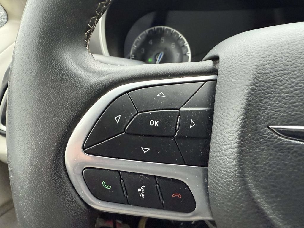 Used 2023 Chrysler Pacifica Touring-L FWD image 24