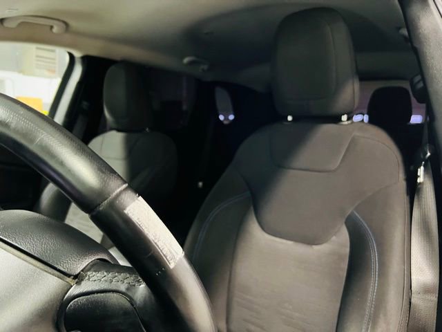 Used 2019 Jeep Cherokee Latitude image 3