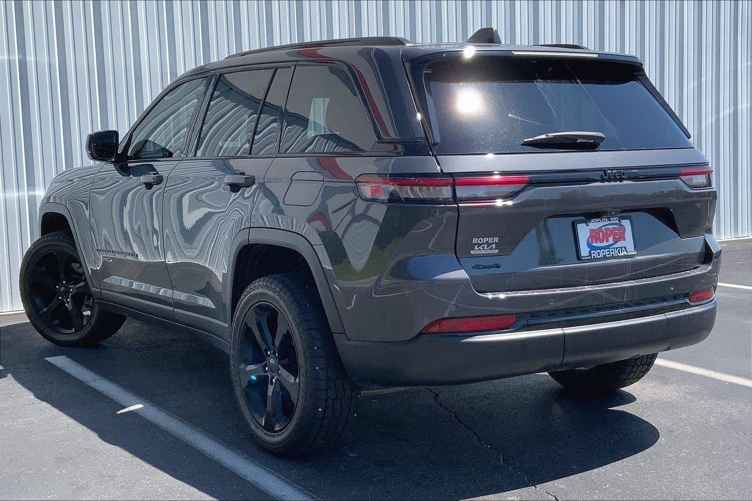 Used 2023 Jeep Grand Cherokee Altitude AWD/4WD image 10