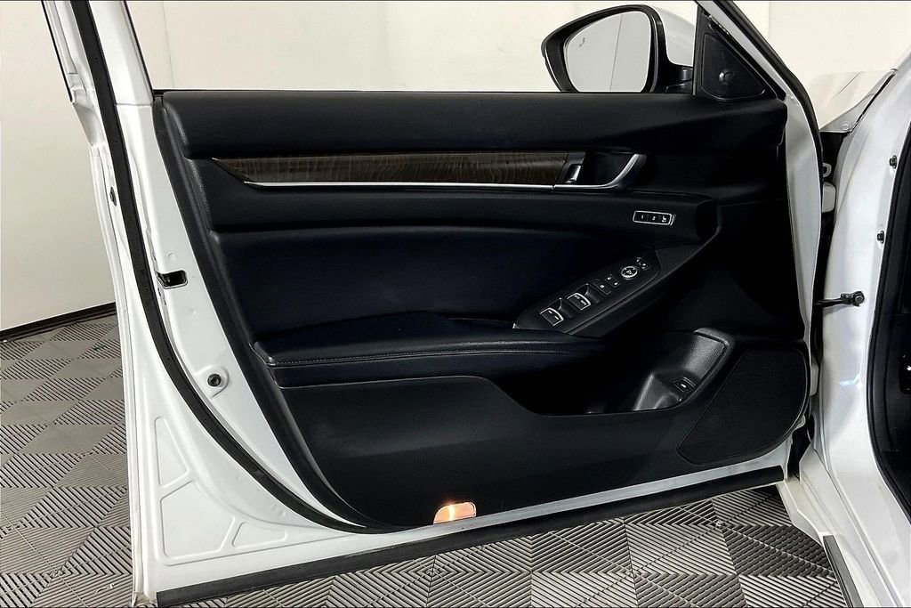 Used 2018 Honda Accord Touring image 25